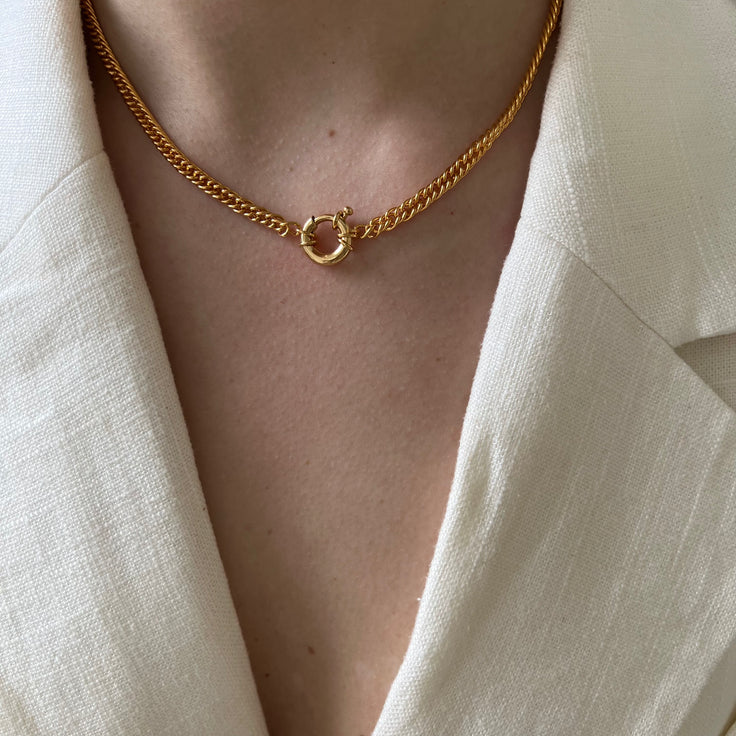 Outlet Collar pequeño en la acera