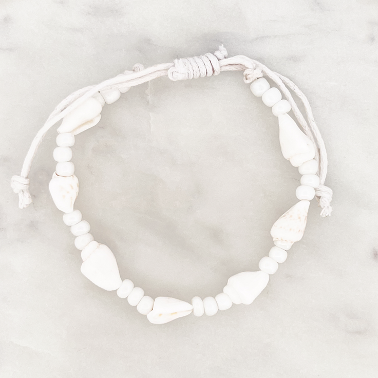 Weißes Muschelarmband