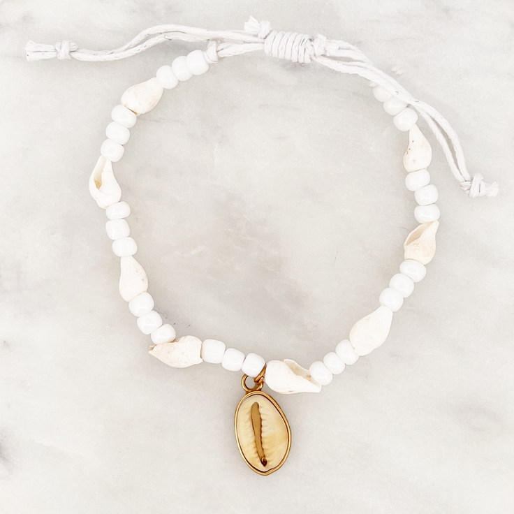 Weißes Muschelarmband mit Kaurimuscheln