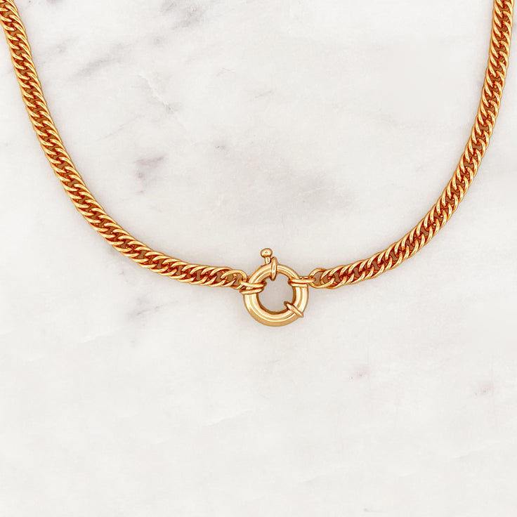 Outlet Collar pequeño en la acera